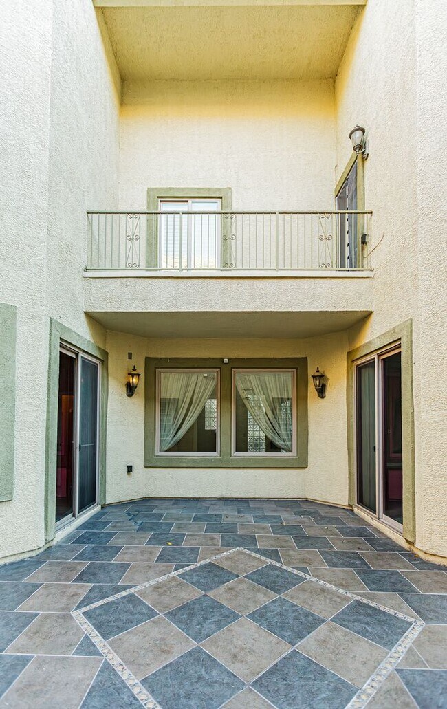 Building Photo - Queensridge Home