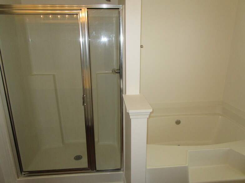 Building Photo - 2325 Carlysle Cove Dr