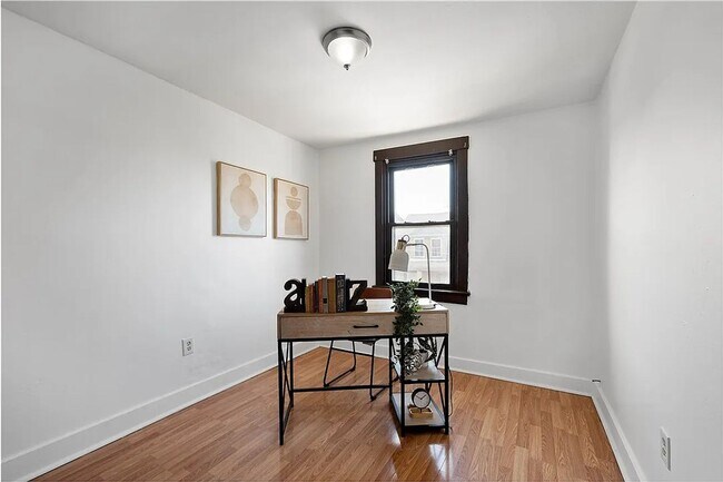 Building Photo - 3 bed 1 bathroom - central air, outdoor sp...