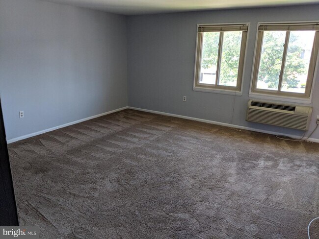 Building Photo - 250 Tanglewood Ln