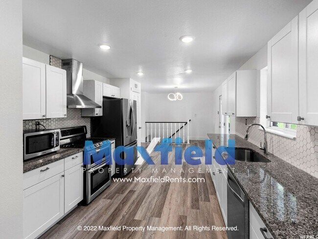 Building Photo - Sandy Rambler 4 BD 3.5 BA 2 GAR Home locat...