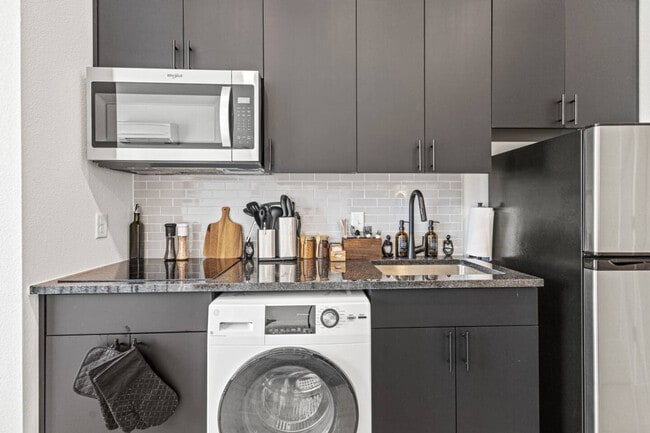 Building Photo - 601 W 9th St