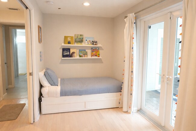 Building Photo - 2412 Clematis St