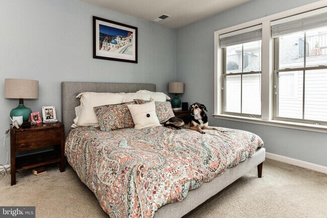 Building Photo - 2505 S Kenmore Ct