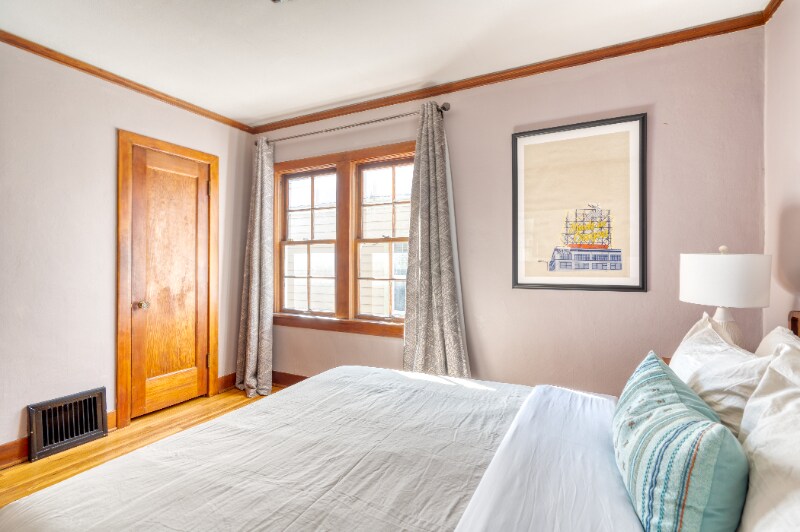 Building Photo - 3565 NE Broadway