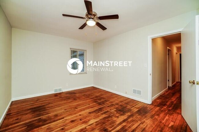 Building Photo - 3 Bedroom Pet-Friendly Home in COLUMBUS, OH with Main Street Renewal