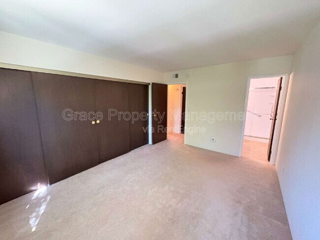 Building Photo - 8335 E Fairmount Dr