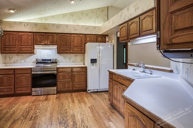 Building Photo - East Gate Area | Home | Unfurnished