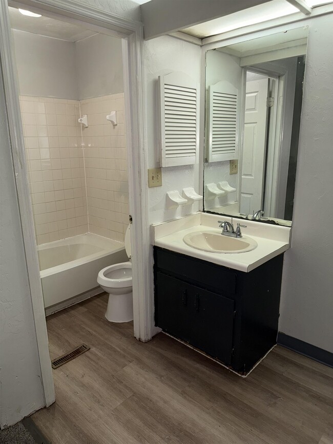 Building Photo - 1832 Nekoma Ct