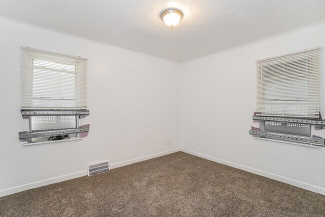 Building Photo - Beautiful bungalow house located on the We...