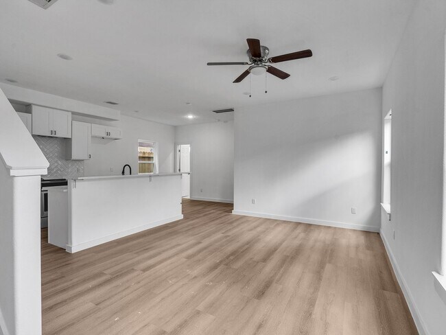 Building Photo - 8623 Homewood Ln
