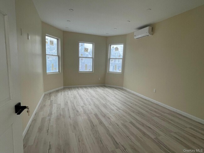 Building Photo - 136 Park Ave