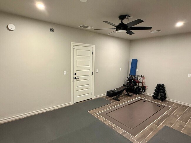 Building Photo - **Gorgeous Newer Build! 4 Bed 3 Bath**