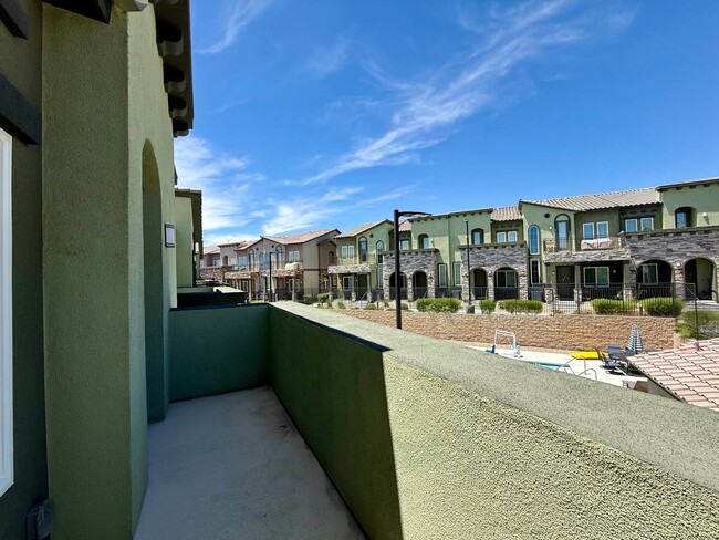 Building Photo - 3/BD 2.5/BA Sleek Townhome with High Ceilings, Balcony, and Prime Community Amenities!