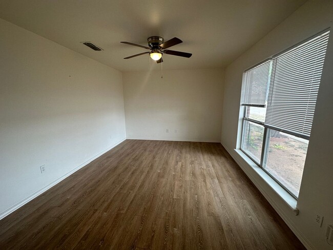 Building Photo - Wonderful updated 2/2/2 off of Milwaukee!