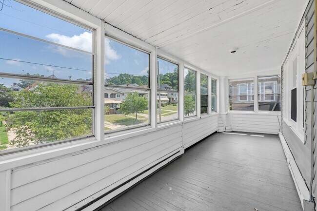Building Photo - Reyburn