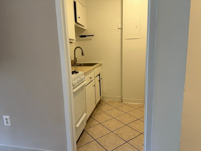 Building Photo - Rosslyn Studio | All Utilities Included | 1.5 Blocks to Metro