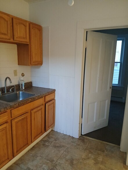 Kitchen room - 139 N Clinton St