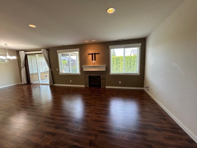 Building Photo - 4 bed/2.5 bath and 3 car garage and a down...