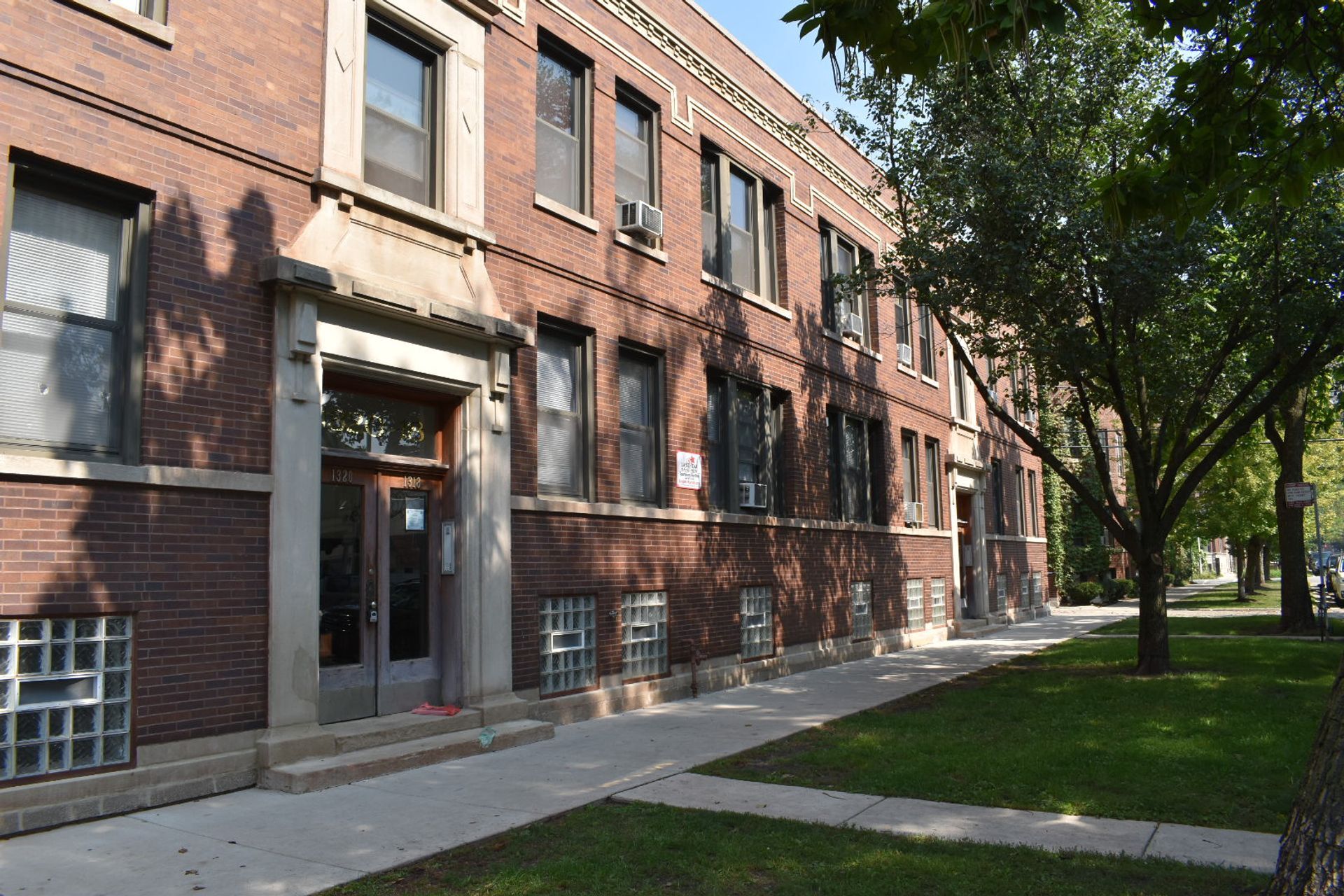 Building Photo - 1314 W Waveland Ave
