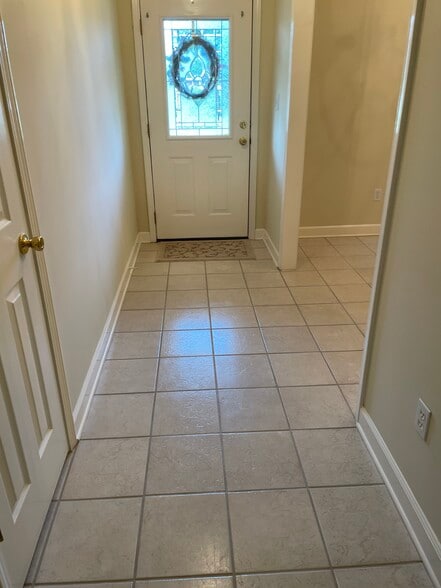 Building Photo - 13290 English Cv