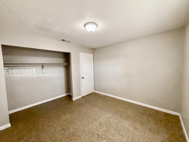 Building Photo - 3062 St Paul Dr