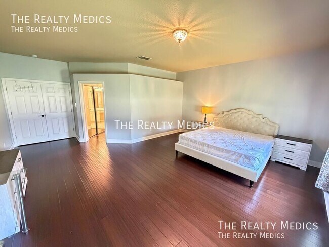 Building Photo - 1565 The Oaks Blvd