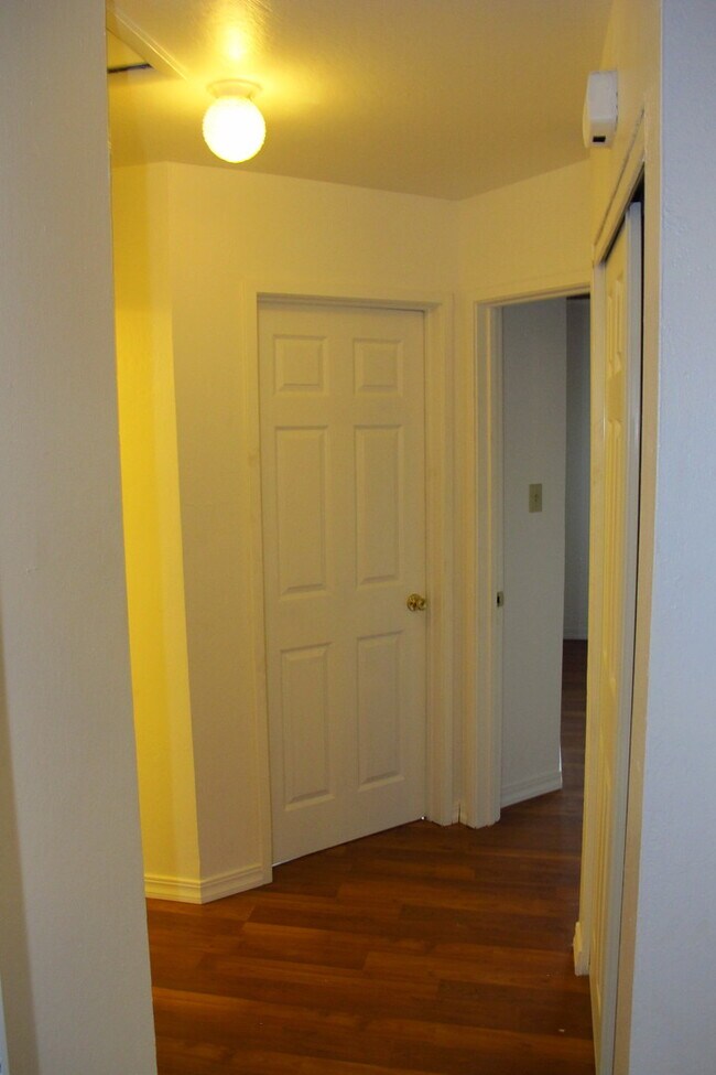 Building Photo - 993-995Butte