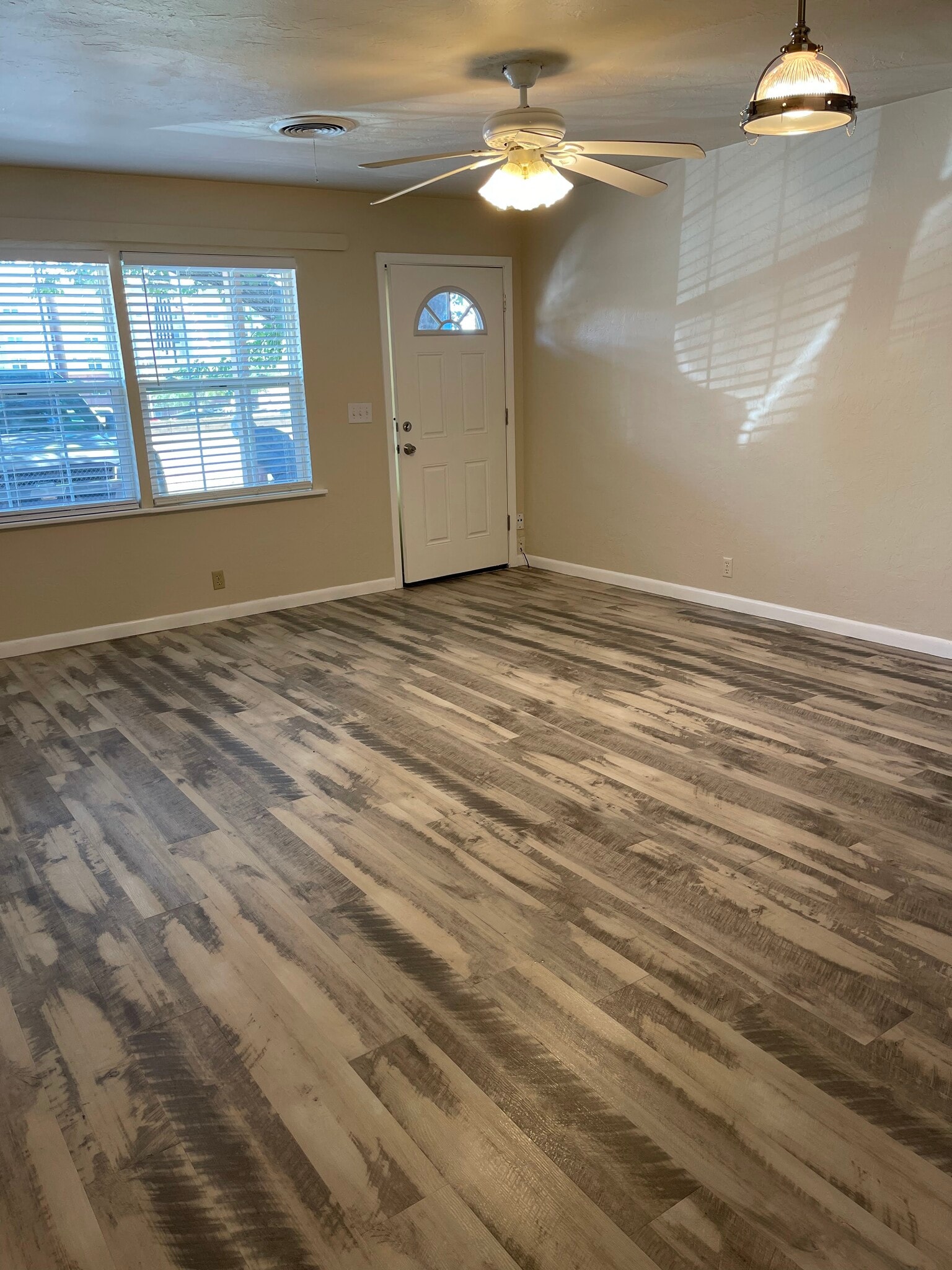 Livingroom - 819 E Lindsey St
