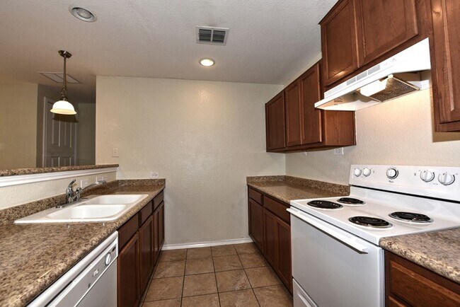 Building Photo - BEAUTIFUL SINGLE STORY HOME  |  CLOSE TO H...
