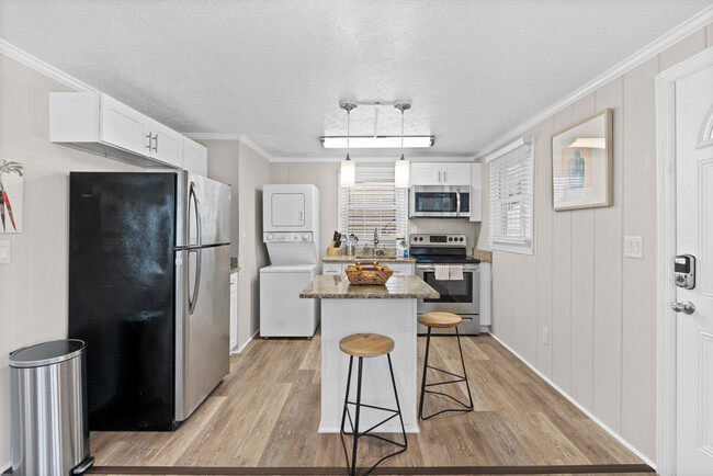 Equipped Kitchen with Kettle & Coffee Machine with Pods - 301 27th Ave S