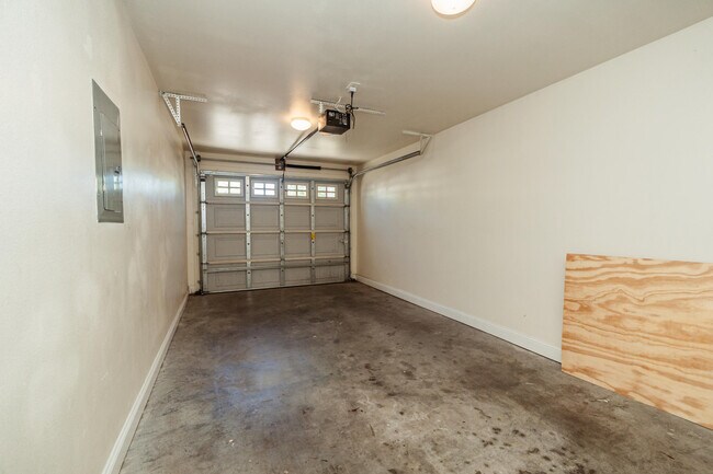 Building Photo - 748 Majestic Dr