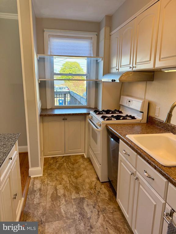 Building Photo - 3613 Parkdale Ave