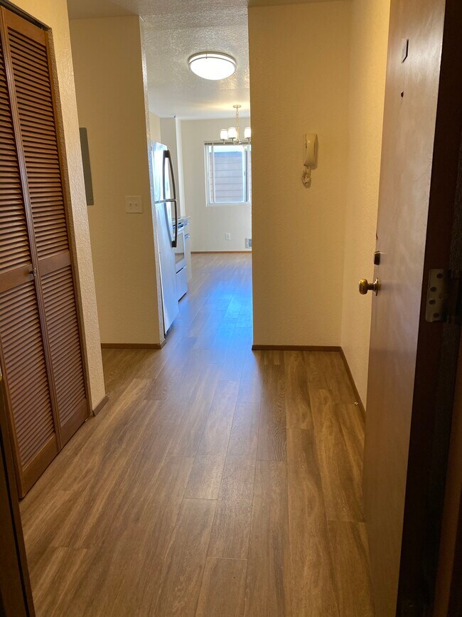 Mona Lisa Apartments 2001 NW 65th St Seattle WA 98117 Apartment Finder