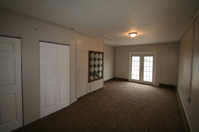 Building Photo - 4 bed- 1 bath!!