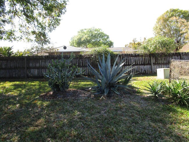 Building Photo - 2641 Greenacre Dr