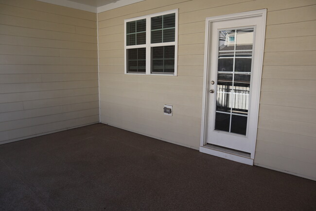 2nd floor patio - 1006 Gateway Commons Cir