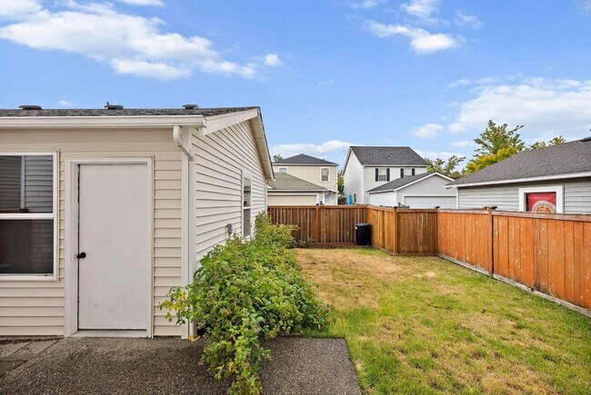 Building Photo - Cozy DuPont Home with Fenced Yard, 2-Car Garage & Minutes to JBLM!
