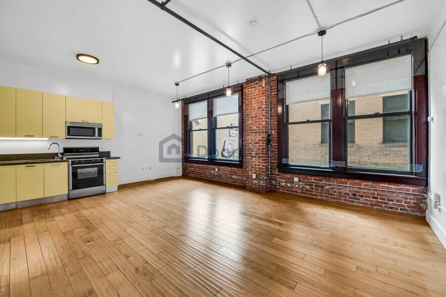 Building Photo - 460 S Spring St