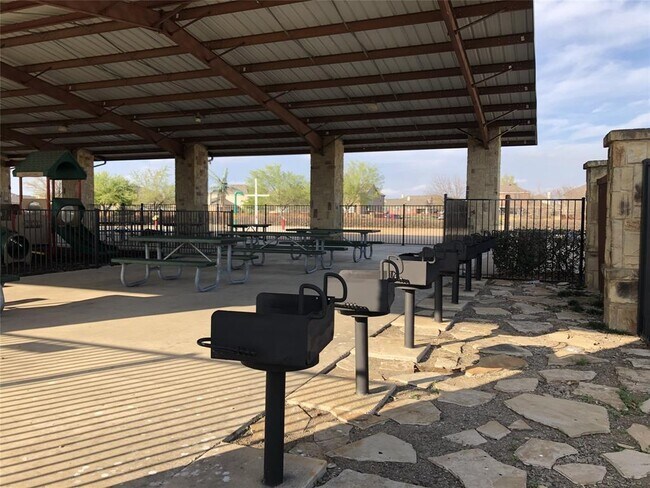 Building Photo - 2103 Silsbee Ct