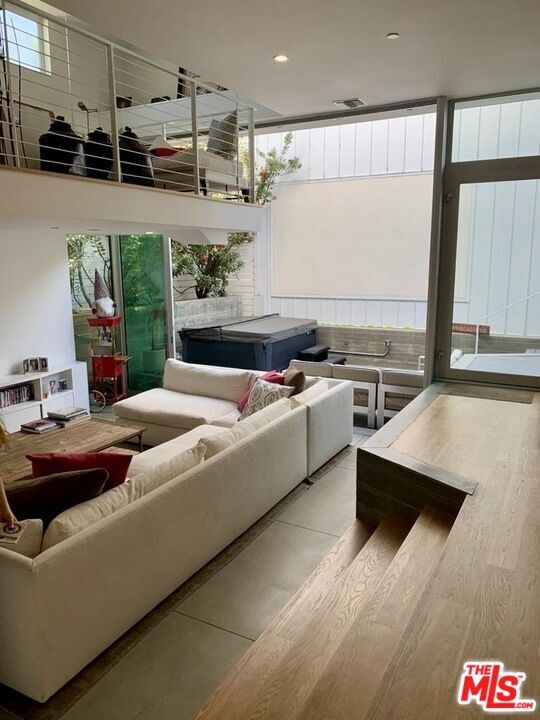 Building Photo - 338 Rennie Ave