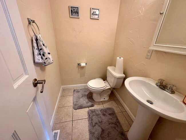 Building Photo - 15 Crest St