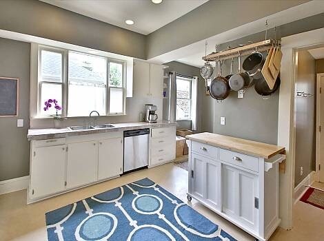 Building Photo - 2023 NE 8th Ave