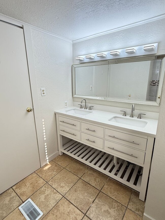 Building Photo - Beautiful Home with Quiet Location