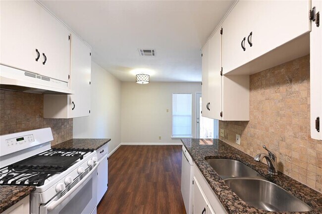 Building Photo - 1503 Valleyridge Dr