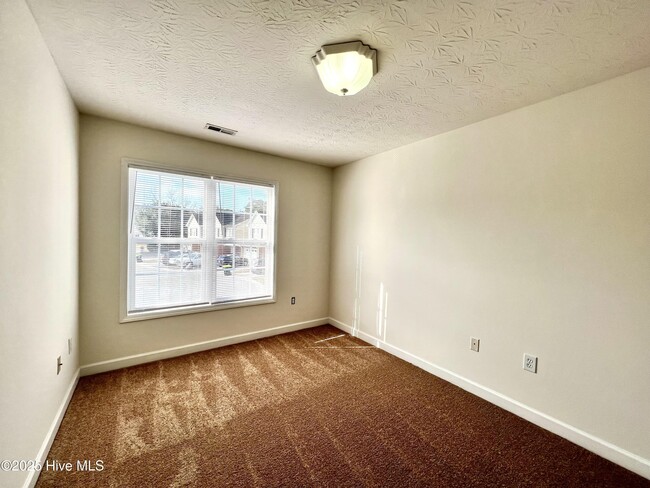Building Photo - 6034 Larson Pl