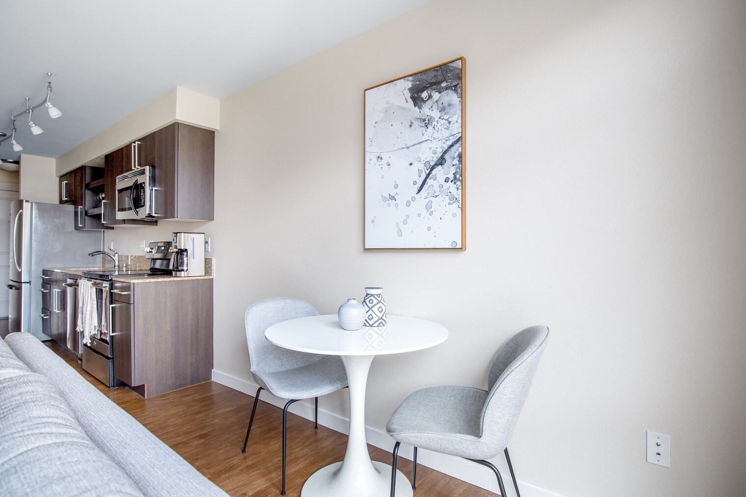 Building Photo - 215 10th Ave E