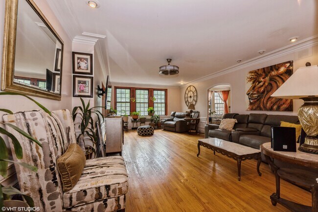 Building Photo - 6901 S Oglesby Ave