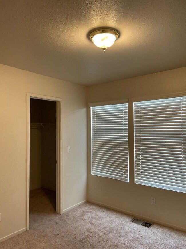 Building Photo - Move-in Ready!