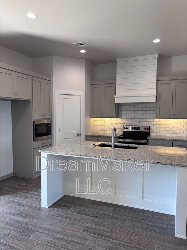 Building Photo - 900 Apple Blossom Wy